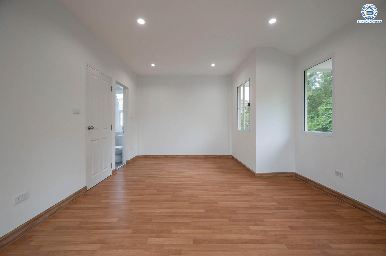 บ้านมือสองตกแต่งใหม่ โครงการ ชัยพฤกษ์2 ราชพฤกษ์-ติวานนท์ หลังมุม เนื้อที่ 57.30 ตร.ว. ฟังก์ชัน 3 ห้องนอน 2 ห้องน้ำ จอดรถได้ 2 คัน บรรยากาศเงียบสงบเป็นส่วนตัว สิ่งอำนวยความสะดวกมากมาย! บนทำเลศักยภาพ หน้าโครงการติดถนนใหญ่ เชื่อมต่อถนนราชพฤกษ์ ใกล้จุดขึ้นทางด่วน "ศรีสมาน"...